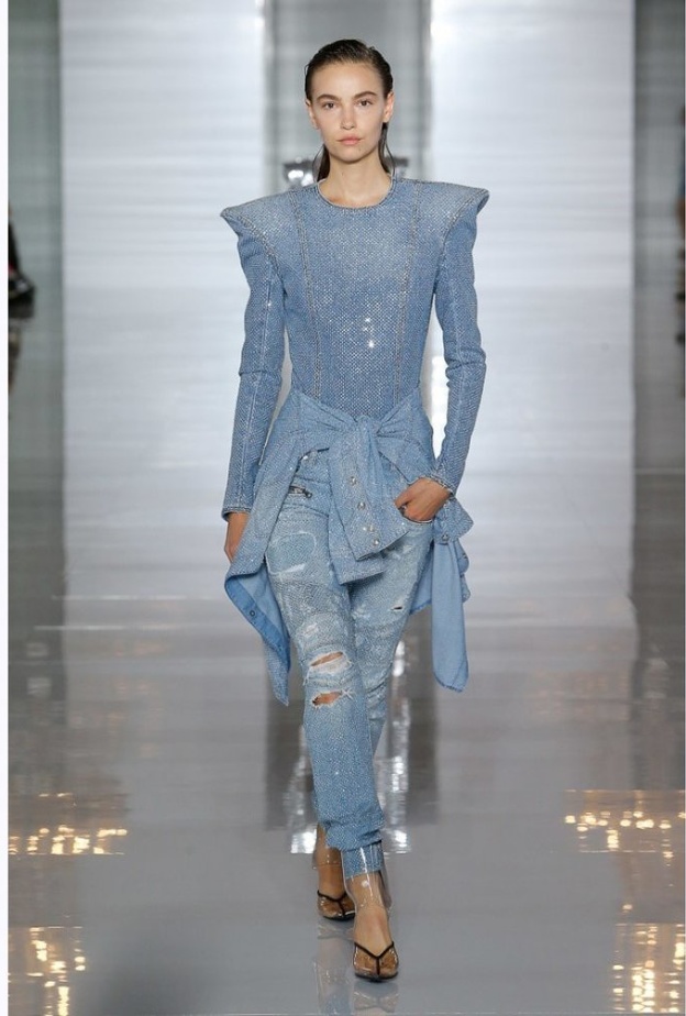 الأبيض من الألوان التي يسهل تنسيقها مع اللون الأزرق