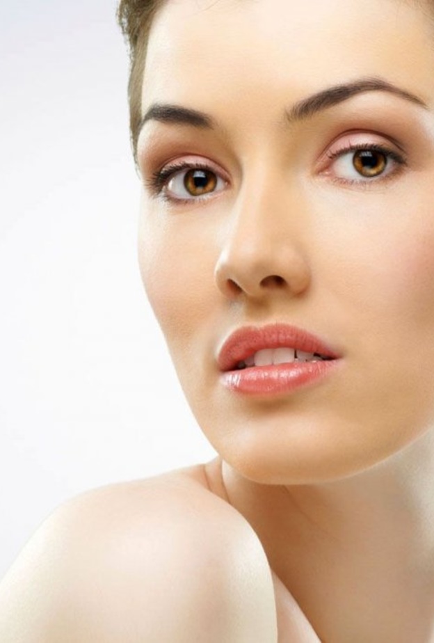  لا غنى عن مكعبات ماء الورد الثلجية مع ماسك الشبه والحليب لشد البشرة