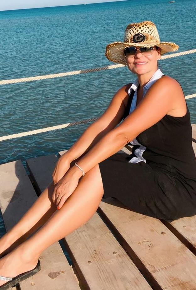 كارول سماحة تستمتع بالأجواء الصيفية الهادئة على الشواطئ المصرية 