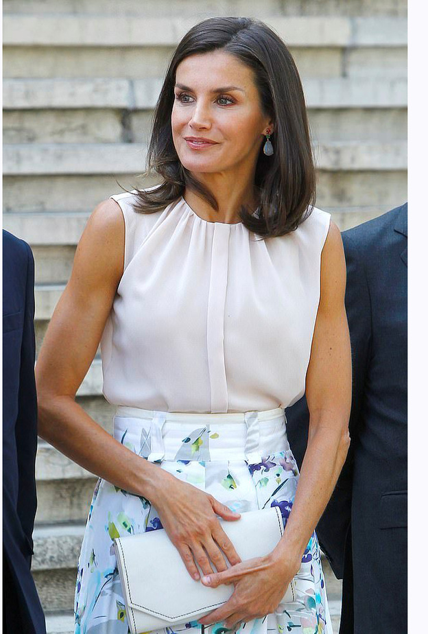  إختارت الملكة ليتيزيا حقيبة كلاتش باللون الأبيض من ماركة Felipe Prieto