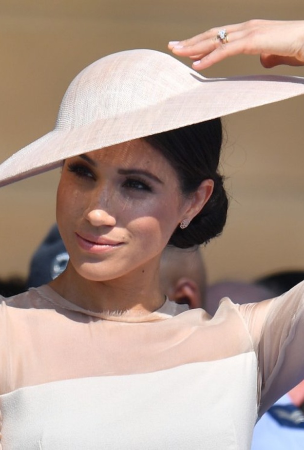 أكسسوارات شعر ميغان ماركل مع القبعات الدائرية الصغيرة