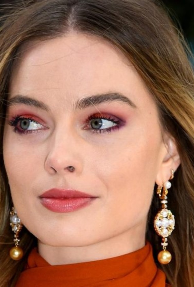  الجميلة مارغوت روبي بأجمل رسمات المكياج المرجاني والبنفسجي