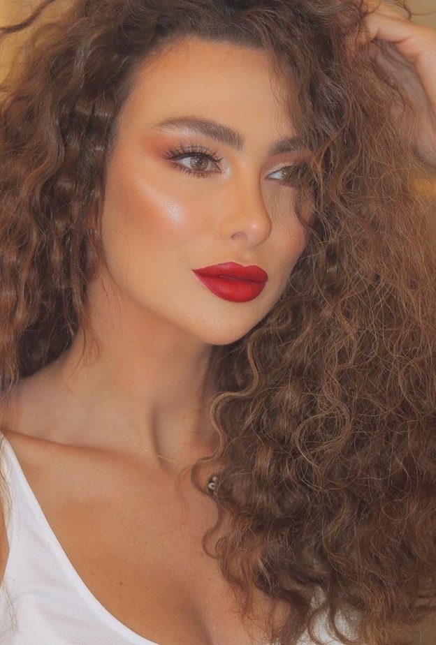 ياسمين صبري اعتمدت الكيرلي في جلسة تصوير سابقة