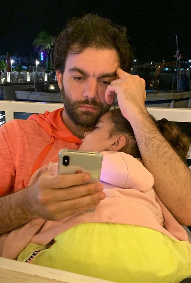 شريف رمزي يشكو من معاناته في رعاية اطفالها