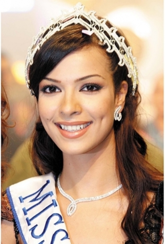 نادين نجيم تثير الاعجاب بإجابتها في حفل ملكة جمال لبنان 2004