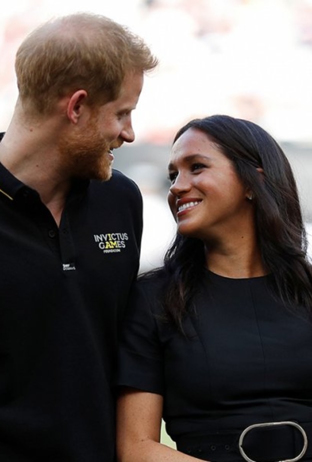 الأمير هاري وميغان ماركل اشتريا لوحة يظهر فيها لويس هاميلتون