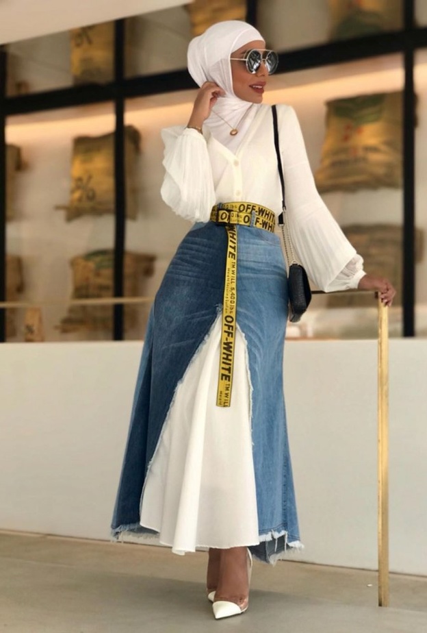 بنطلون جينز مع قميص وردي بتفاصيل أنثوية جذابة