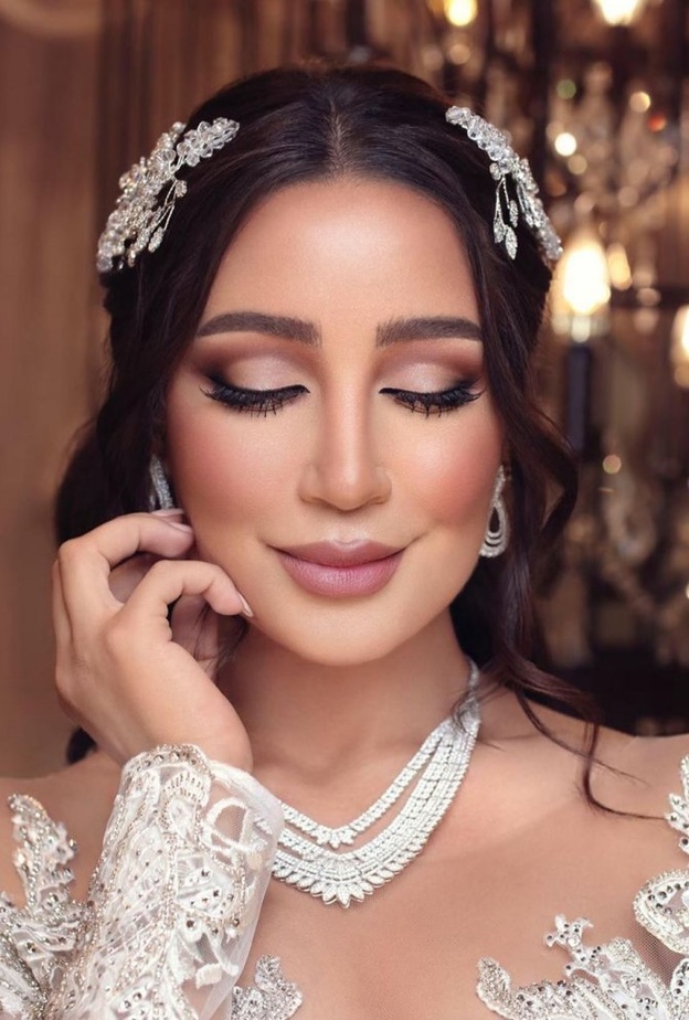  أمل العنبري مع باقة ورود مميزة