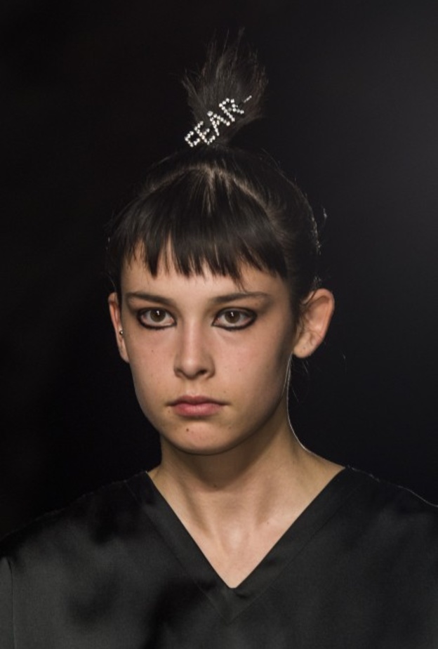 أجمل تسريحات شعر لصيف 2019 مع الأكسسوارات البراقة من Versace