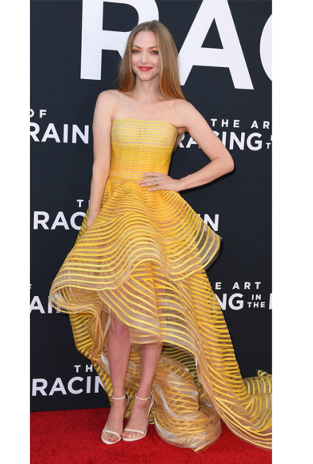 إطلالة راقية للجميلة ‏JANELLE MONÁE‏ بموضة البدلة العصرية البارزة بالخطوط المقلمة من ‏دارRalph Lauren