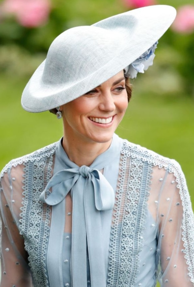  إطلالة من ماركة Kate Spade بطبعة الورود