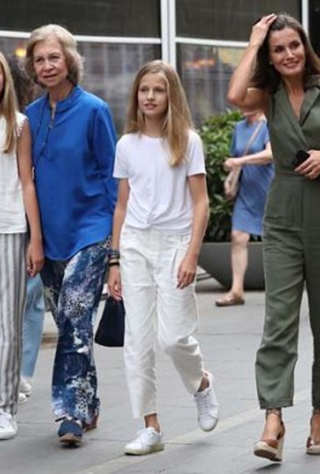 الملكة ليتيزيا وابنتيها يشاهدون فيلم بصحبة الملكة صوفيا