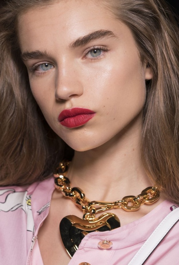 طرق تطبيق روج باللون الاحمر المات مع الكونتور من Escada