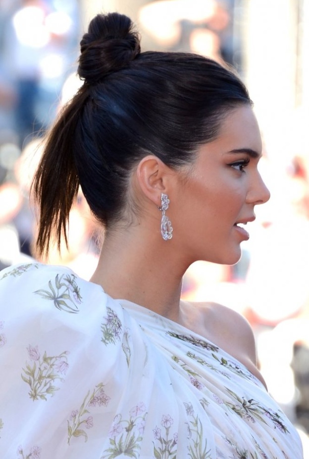 استوحي تسريحة الكعكة المرفوعة من كيندال