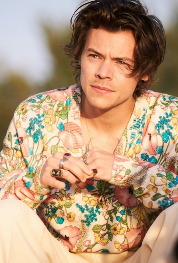 المغني وكاتب الأغاني Harry Styles في الحملة الاعلانية للعطر