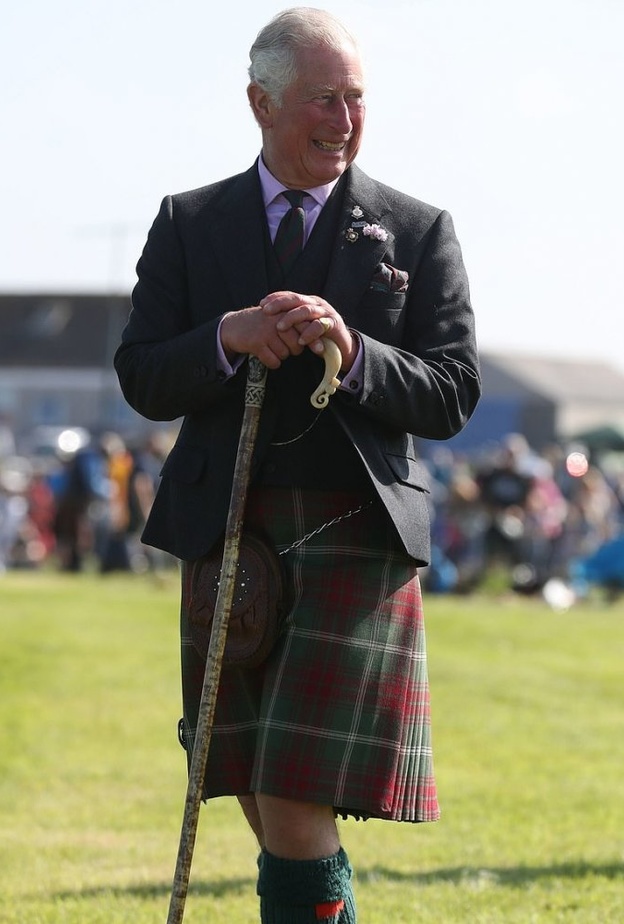 الأمير تشارلز ظهر في دورة ألعاب المرتفعات الإسكتلندية والتي تستمر فاعلياتها ليوم واحد بالزي الإسكتلندي التقليدي