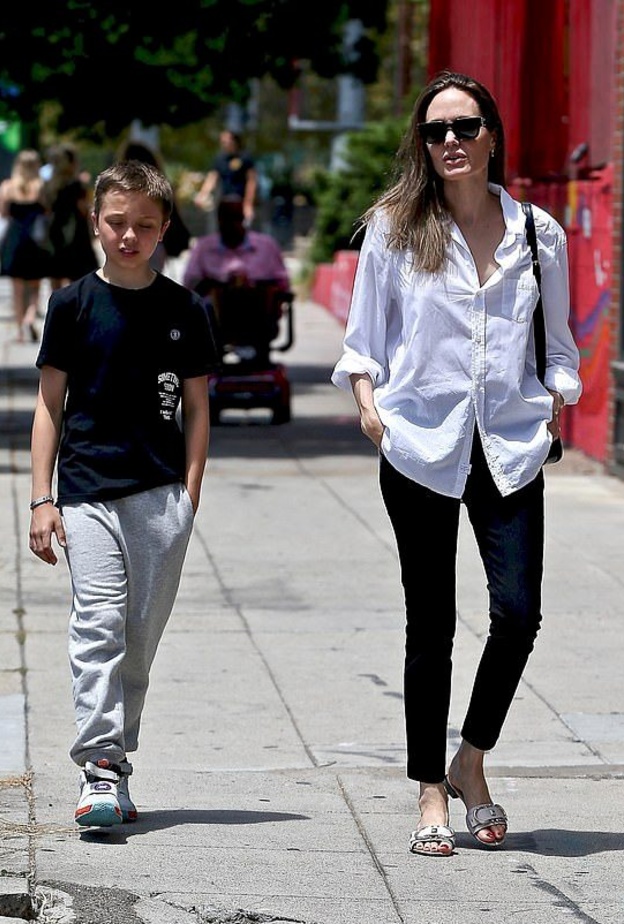  إختارت جولي قميصاً أبيض واسع، نسّقت معه سروال أسود ضيق