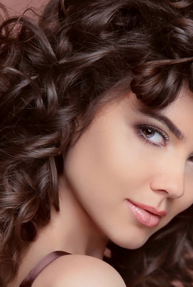 التسريحة المموجة للشعر المجعد الخفيف