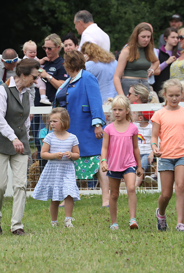 إطلالة الأميرة آن بصحبة ابنتها وحفيداتها