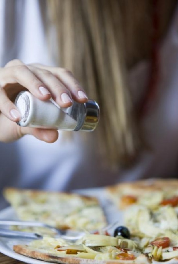  الملح الزائد في الطعام يسبب الانتفاخ