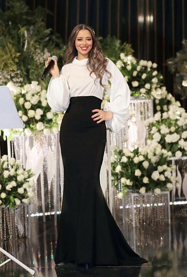 بلقيس بفستان فيروزي مطرز بالخيوط الذهبية من تصميم زينة زكي