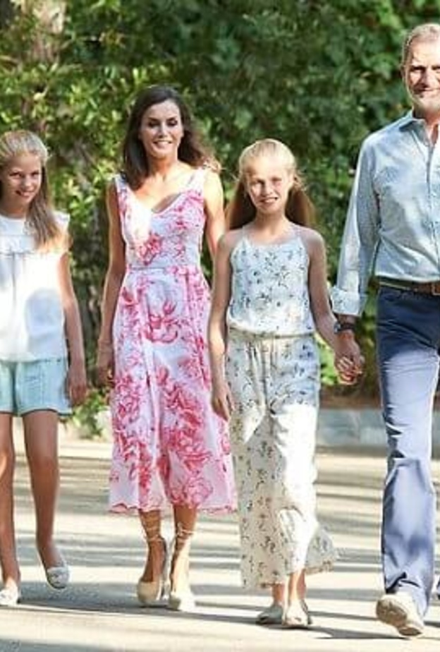  العائلة الإسبانية المالكة تنشر الصور الرسمية لعطلتها الصيفية