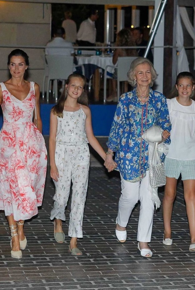  الملكة ليتيسا وعائلها في اخر ظهور لهم