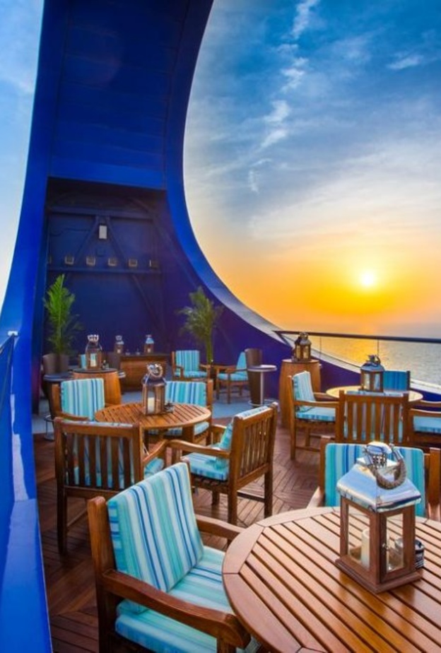 تراس وردهة الملكي ومطعم النودلز في فندق روزوود (Al Malaki Lounge Terrace and Noodles Restaurant, Rosewood Hotel