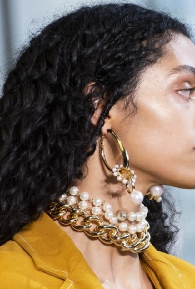 أكسسوارات الاقراط من اللؤلؤ مع السلاسل بأسلوبPrabal Gurung