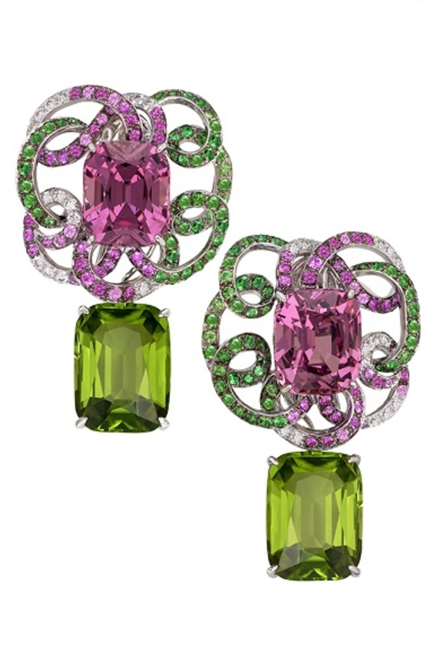 أقراط  مع حجر البريدوت من مارجوت ماكني Margot McKinney