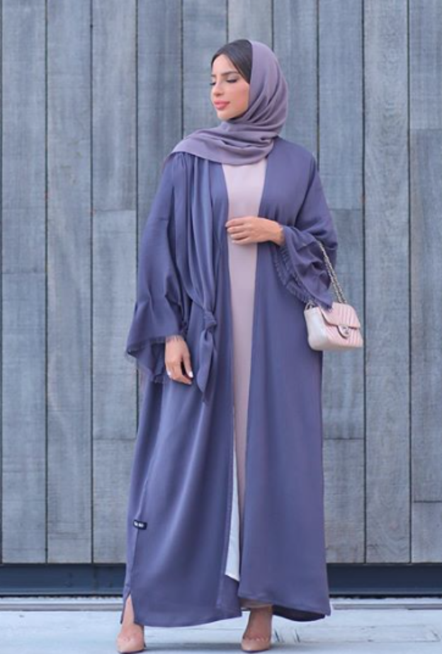 اختارت فاطمة حسام عباية سوداء مفتوحة مزينة بتفاصيل ملفتة