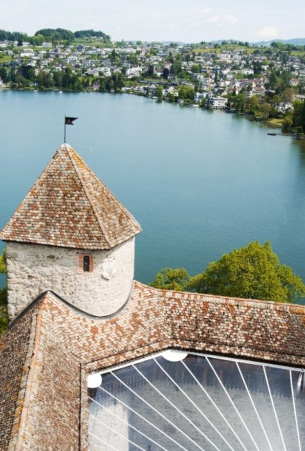 تعج ضفاف نهر ليمات وبحيرة زيورخ بالحياة والنشاطات العديدة