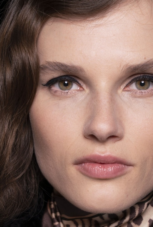  طريقة وضع مكياج عيون ناعم مع الآيلاينر الأسود لعيد الأضحى 2019 من Erdem