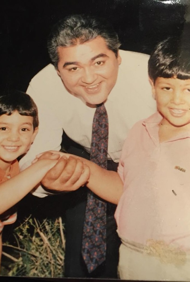 الفنان الراحل مصطفى متولي مع ابنائه