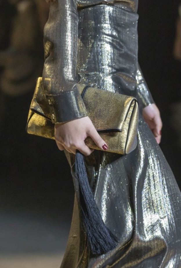 حقائب يد صغيرة باللون الذهبي لإطلالة مميزة في عيد الاضحى 2019‏ من Moschino