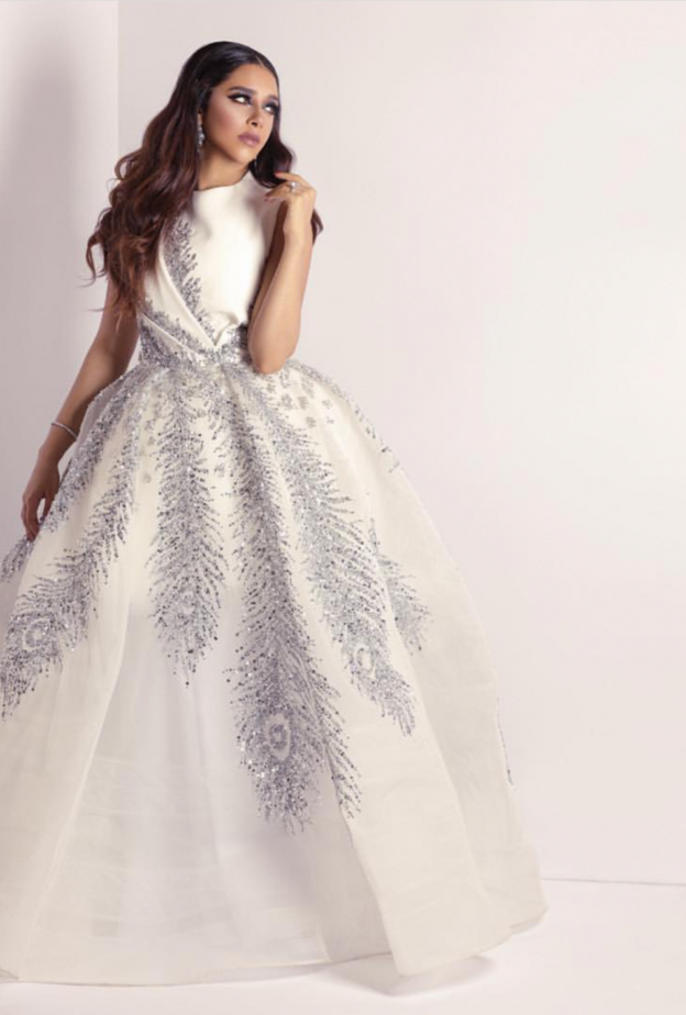 ارتدت نجوى كرم فستان سهرة براق باللون الابيض ومناسب لسهرات عيد الاضحى 