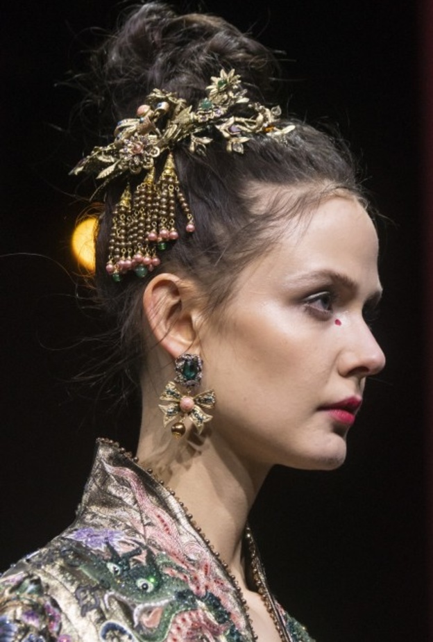 اكسسوارات الشعر الجانبية مع الحبيبات البراقة من AREA