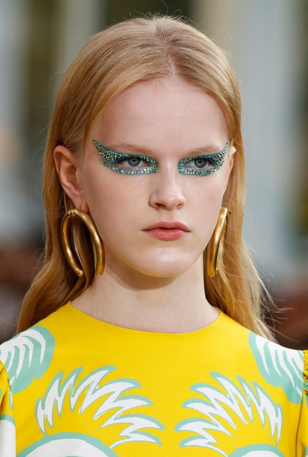 طريقة رسم مكياج عيون براق للسهرات في عيد الاضحى 2019‏ من Temperley London