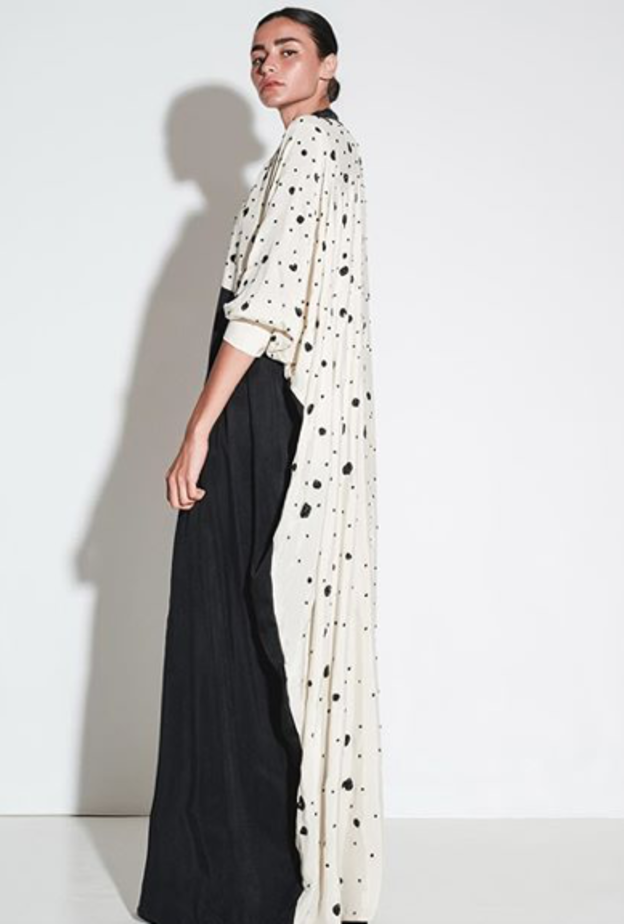 الأسود الفاخر مع لمسات راقية بالتطريزات الذهبية بتصميم من AbayaButh