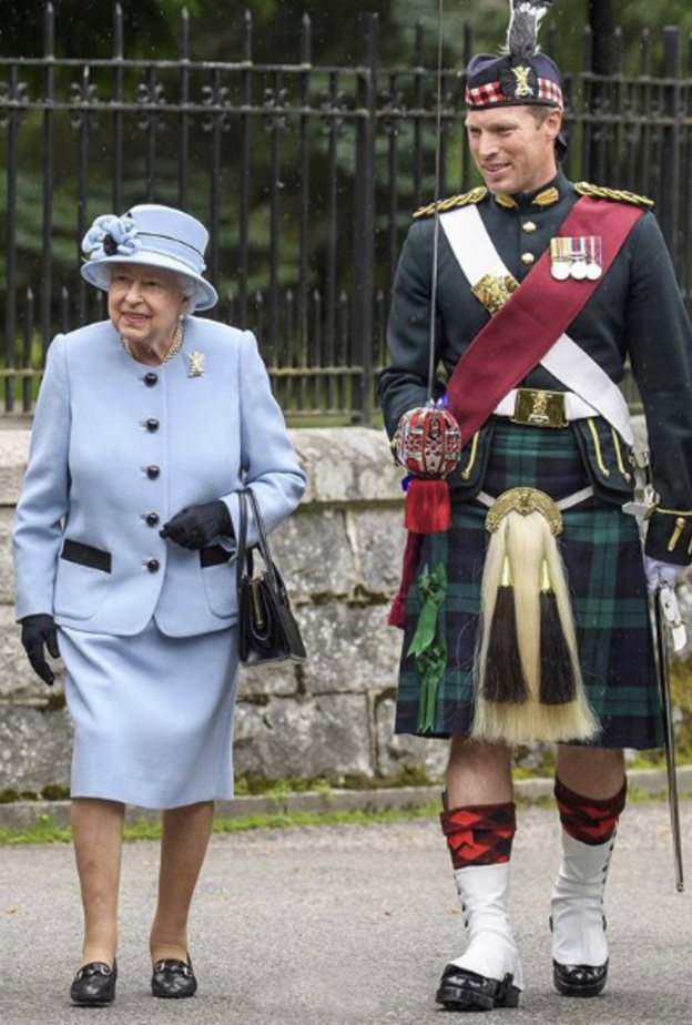 الملكة إليزابيث تبدأ عطلتها الصيفية في قلعة بالمورال في اسكتلندا بإطلالة أنيقة