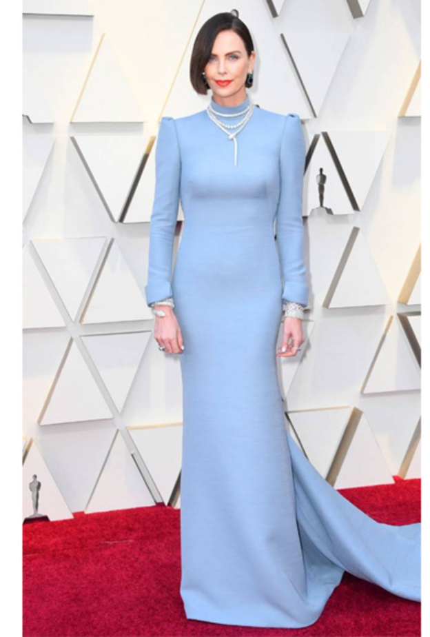 إطلالة الجميلة ‏Charlize Theron‏ بالتوب السوداء والتنورة الفوشيا الواسعة من دار ‏Givenchy