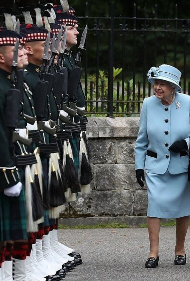 ملكة بريطانيا تتفقد فرقة بالاكلافا كومباني في بالمورال