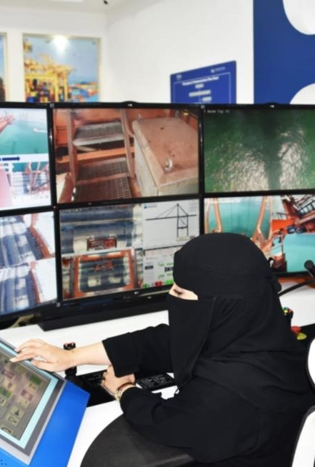 سعوديات يحصلن على رخص تشغيل الرافعات العملاقة لأول مرة