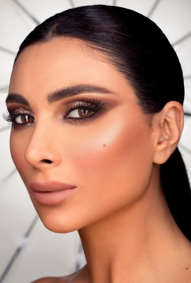 اليسا بمكياج ذهبي بأنامل بسام فتوح