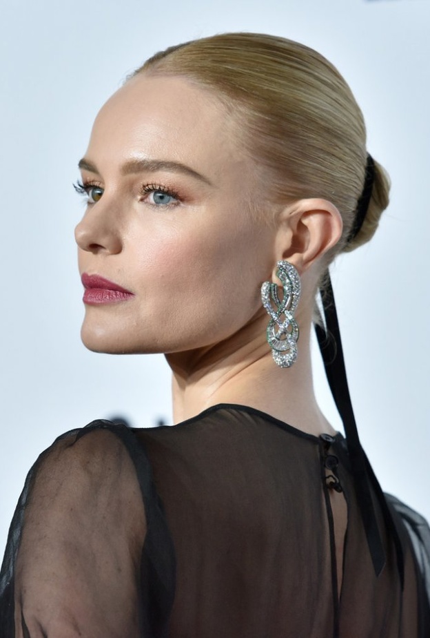 كايت بوسورث زينت إطلالتها الأنيقة في حفل إطلاق تطبيق Style Thief Fashion بزوج من المجوهرات الماسية الأنيقة من ماركة Anita Ko.