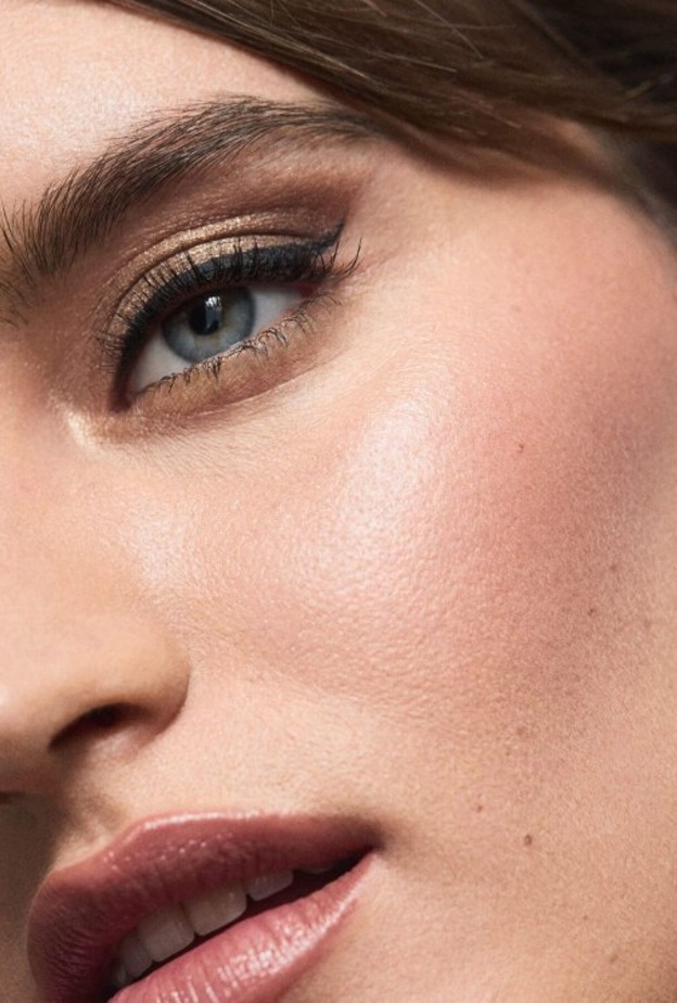 استخدمي الفرشاة لمزج الألوان الخاصة بك