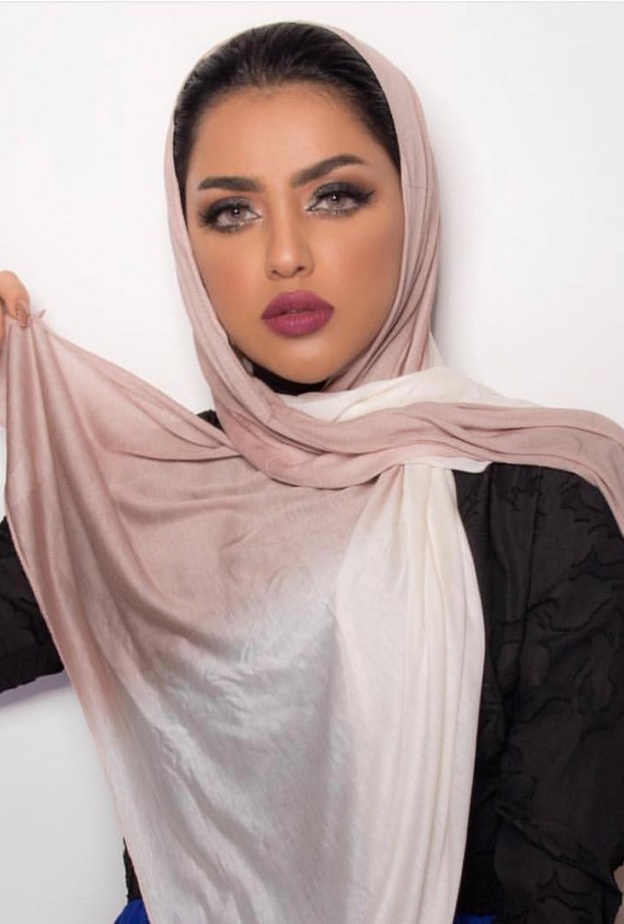 ‏اختيار الطرح الكبيرة اللي تغطي منطقة الكتف على طريقة المدونة أحلام حداد