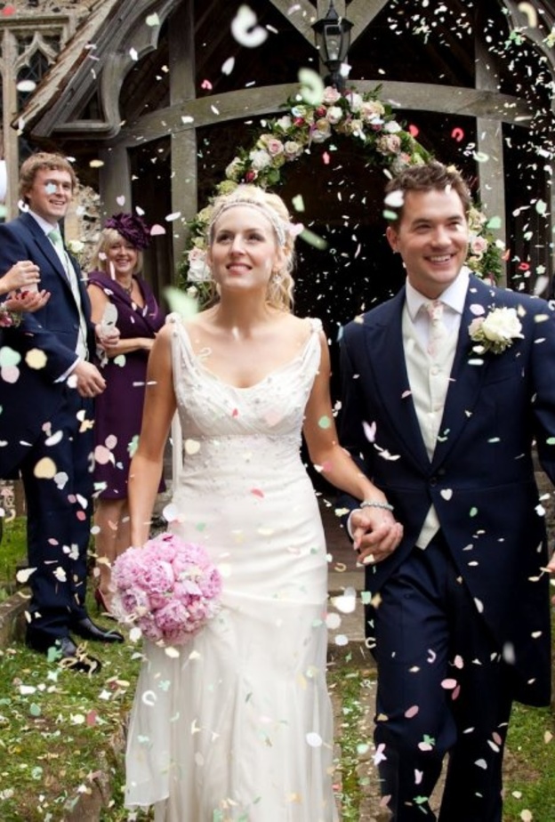 استخدمي أكاليل الزهور أو البالونات الطافية في قلب حمامات السباحة في حفلات الزفاف