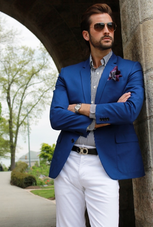 توب البولو بأسلوب أنيق مع البليزر البيج والسروال الأبيض ومنديل الجيب