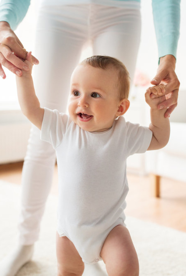 كيف تساعد الام طفلها على الوقوف بمفرده والمشي